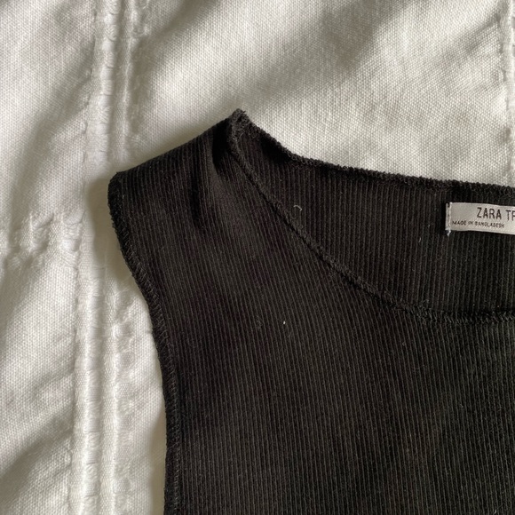 Black cropped tank top - Picture 2 of 3